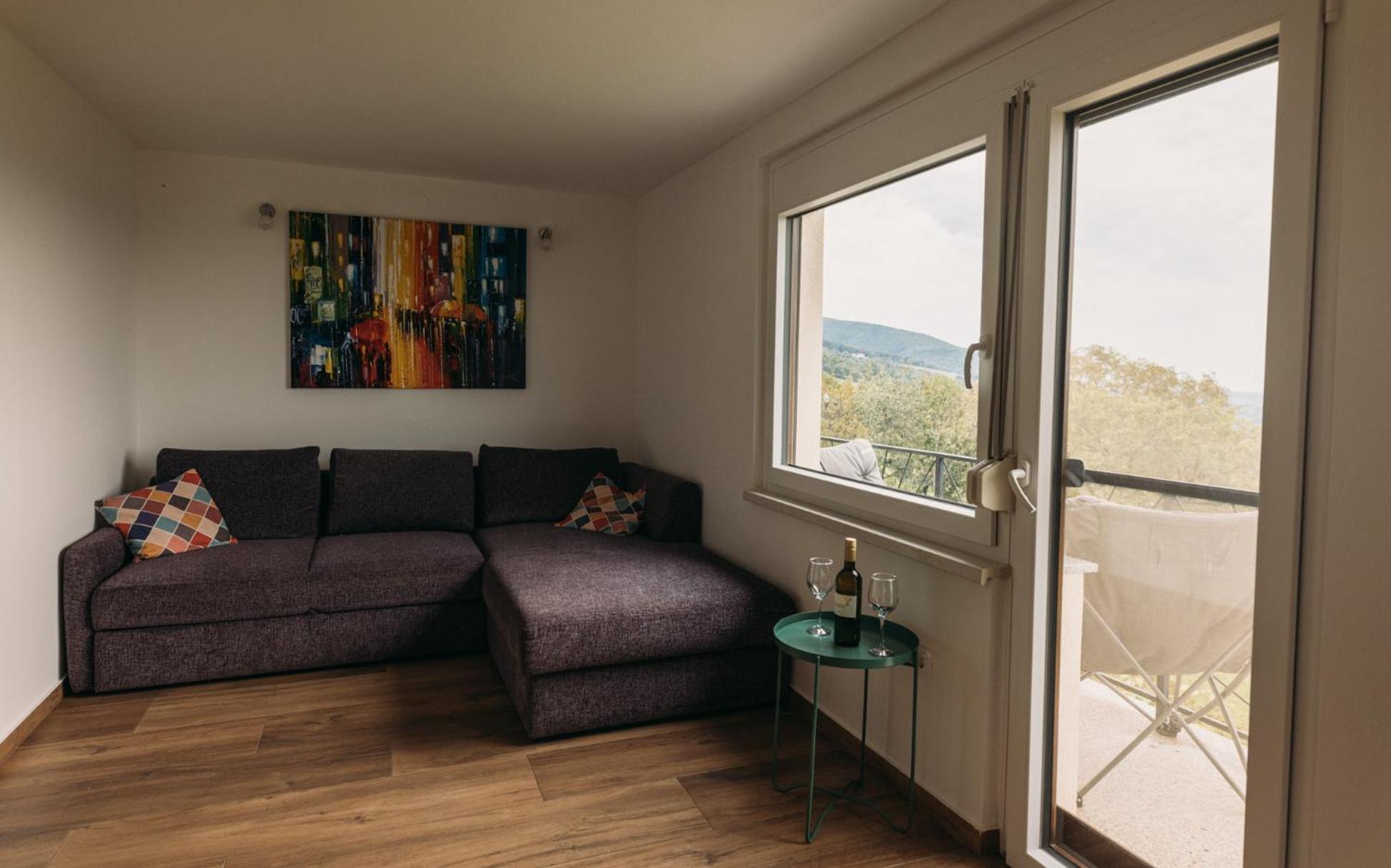 Apartma Hisa Na Ravnah With Hot Tub Pisece Exterior photo