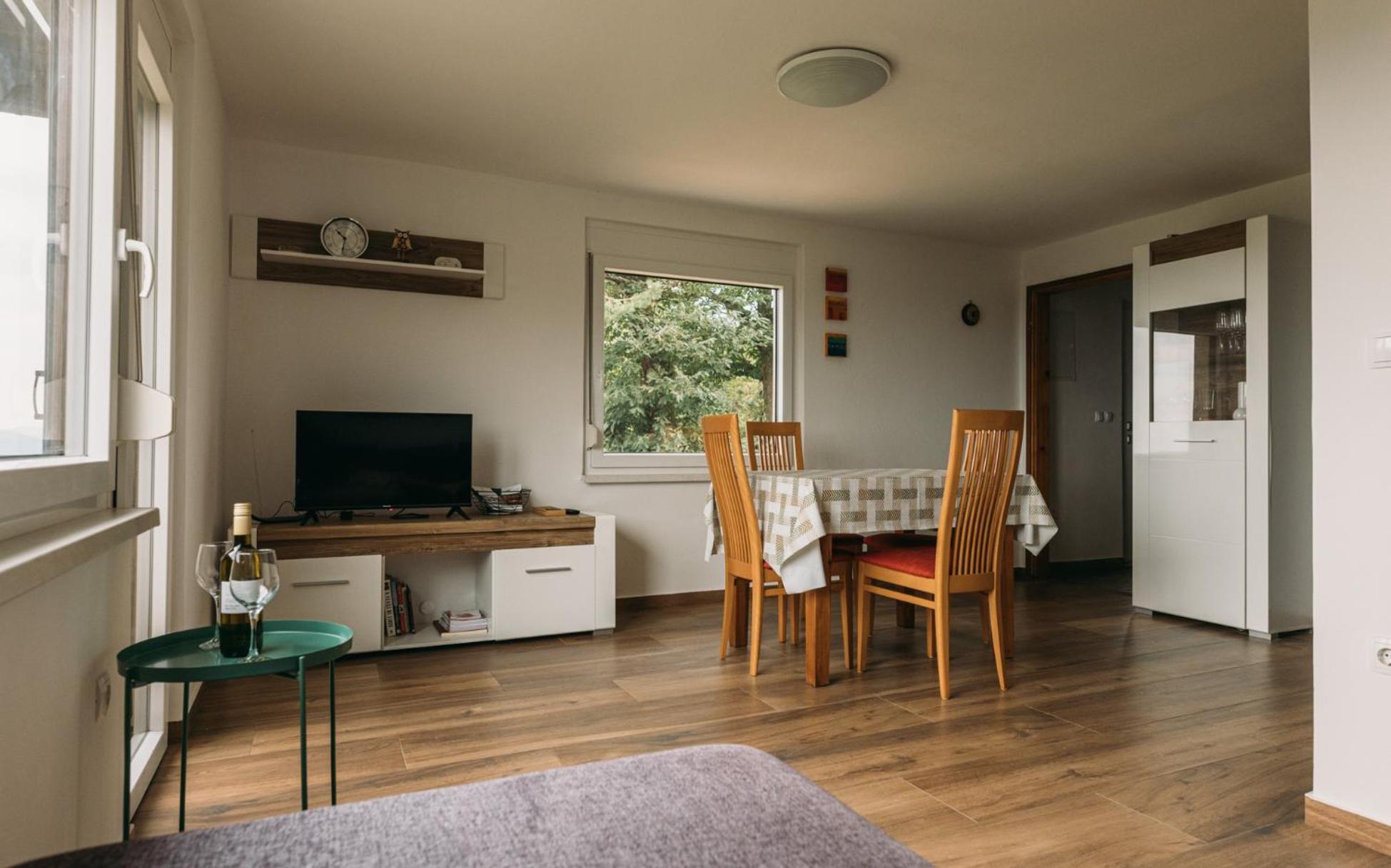 Apartma Hisa Na Ravnah With Hot Tub Pisece Exterior photo